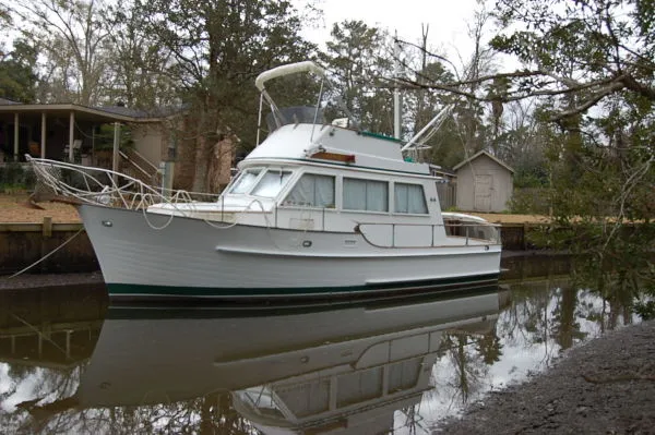 Slide: The Image of Island Gypsy 32 Sedan Trawler 1986 - 0