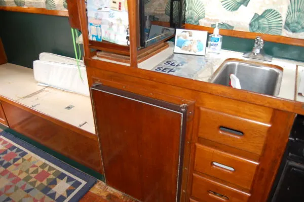 Slide: The Image of Island Gypsy 32 Sedan Trawler 1986 - 5