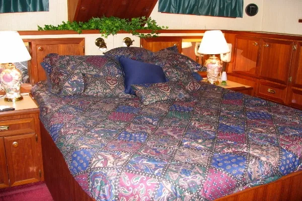 Slide: The Image of Uniflite 42 Double Cabin 1984 - 6