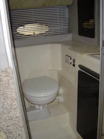 Slide: The Image of Bayliner Avanti 3250 Cruiser 1988 - 10