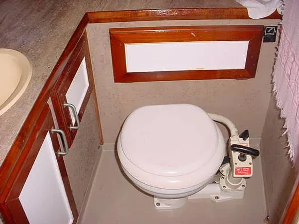 Slide: The Image of Bayliner 1985 - 7