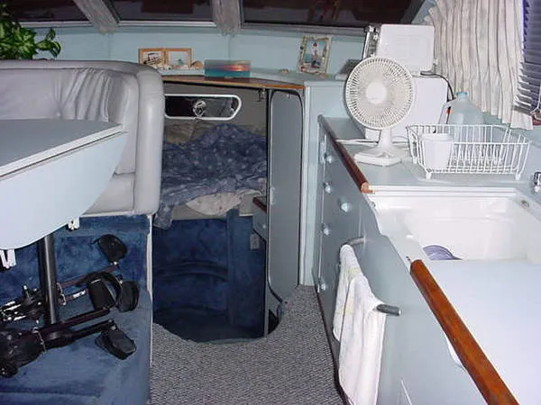 Slide: The Image of Sea Ray 305 Sedan Bridge 1988 - 3