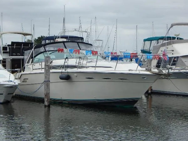 Slide: The Image of Sea Ray 460 Express Cruiser 1986 - 0