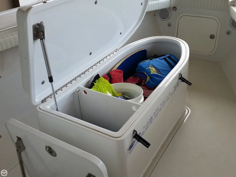 Slide: The Image of Yellowfin 32 Offshore 2010 - 6