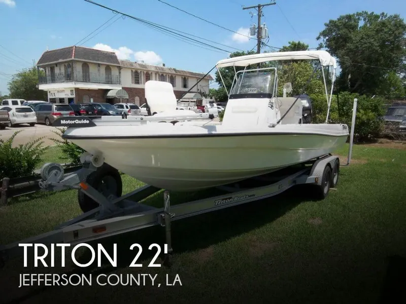 Slide: The Image of Triton 22 LTS 220 Center Console 2011 - 0