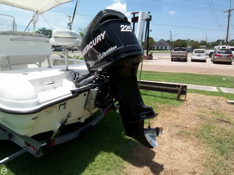 Slide: The Image of Triton 22 LTS 220 Center Console 2011 - 11