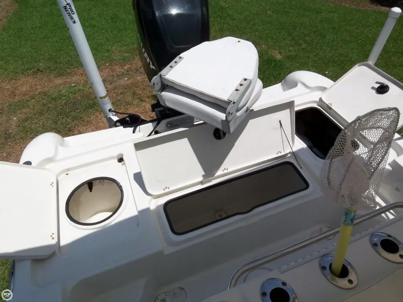 Slide: The Image of Triton 22 LTS 220 Center Console 2011 - 4