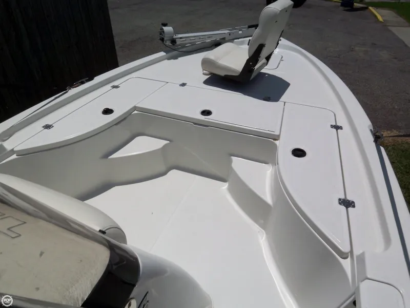 Slide: The Image of Triton 22 LTS 220 Center Console 2011 - 6