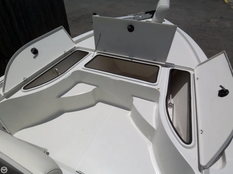 Slide: The Image of Triton 22 LTS 220 Center Console 2011 - 7