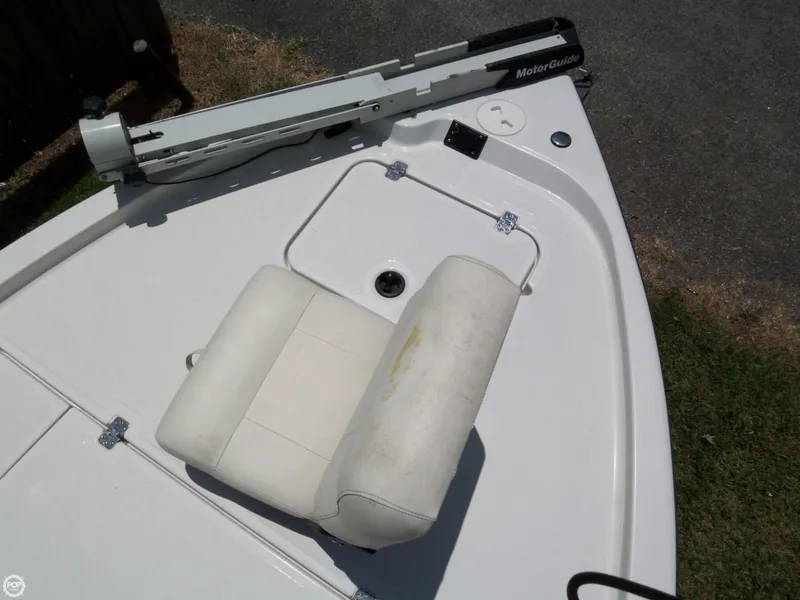 Slide: The Image of Triton 22 LTS 220 Center Console 2011 - 8