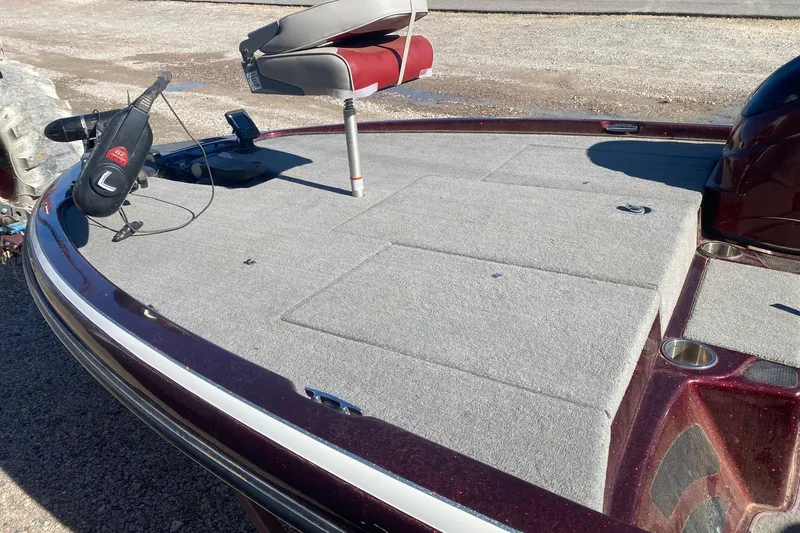 Slide: The Image of 2009 Nitro X-5 boat deck with fishing seat and equipment. - 10