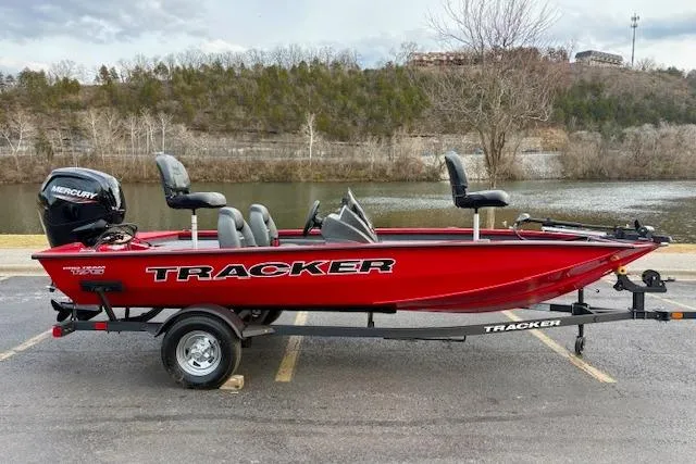 Slide: The Image of Tracker Pro Team 175 2026 - 61