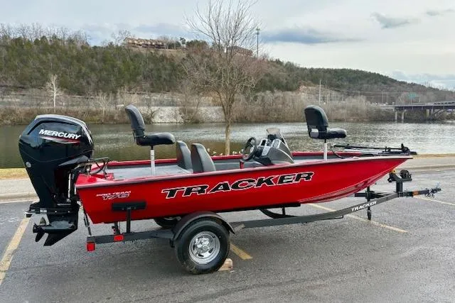 Slide: The Image of Tracker Pro Team 175 2026 - 62