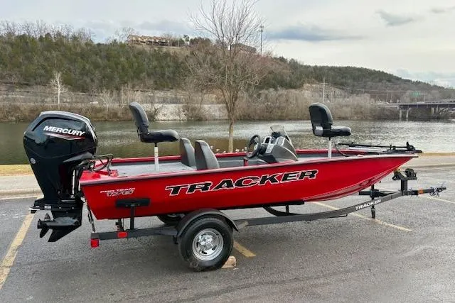 Slide: The Image of Tracker Pro Team 175 2026 - 63