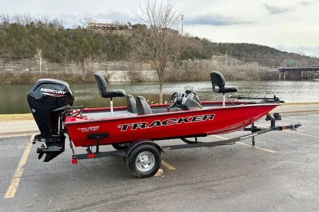 Slide: The Image of Tracker Pro Team 175 2026 - 64