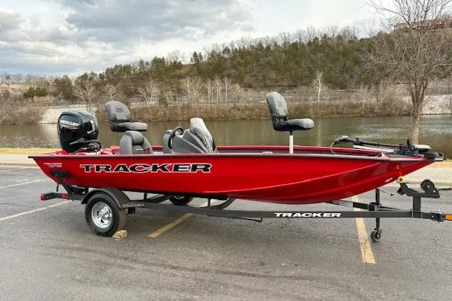 Slide: The Image of Tracker Pro Team 175 2026 - 65