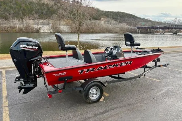 Slide: The Image of Tracker Pro Team 175 2026 - 68