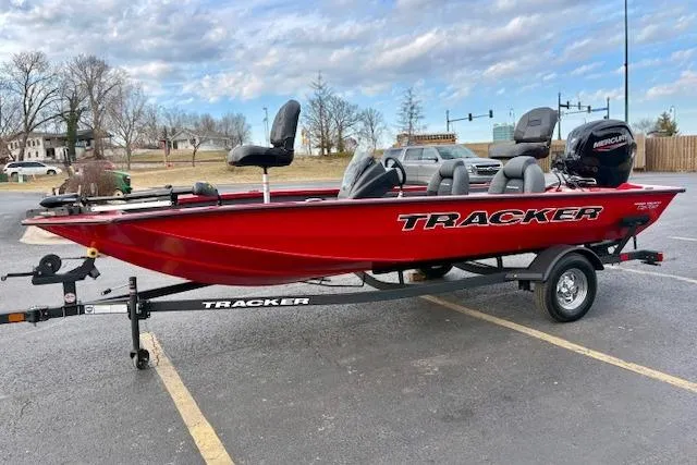 Slide: The Image of Tracker Pro Team 175 2026 - 73