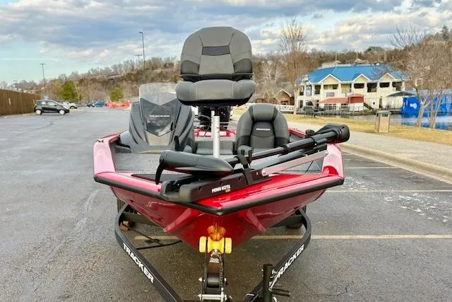 Slide: The Image of Tracker Pro Team 175 2026 - 75