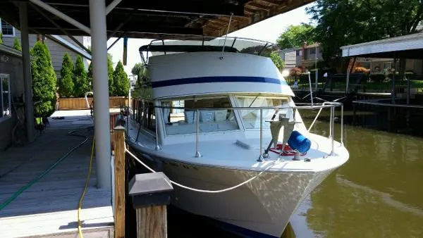 Slide: The Image of Chris-Craft 33 Coho 1975 - 2