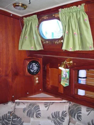 Slide: The Image of Pacific Seacraft Crealock 37 1988 - 4