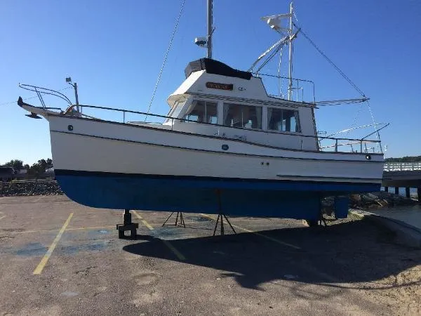 Slide: The Image of Grand Banks 32 Sedan 1987 - 5