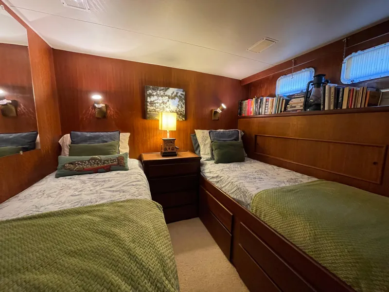 Slide: The Image of Mid Guest Cabin - 17