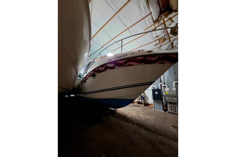 Slide: The Image of 2000 Four Winns 268 Vista boat stored indoors, side view. - 6