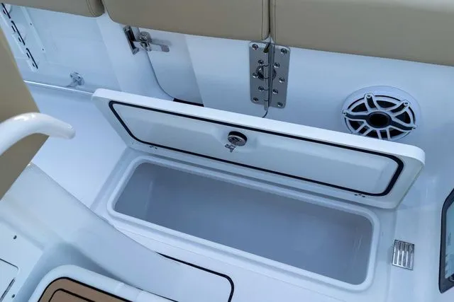 Slide: The Image of Sportsman Heritage 261 Center Console 2026 - 28