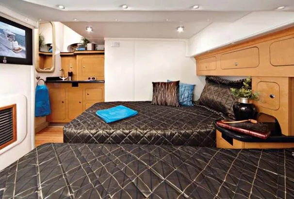 Slide: The Image of Rinker 400 Express Cruiser 2010 - 7