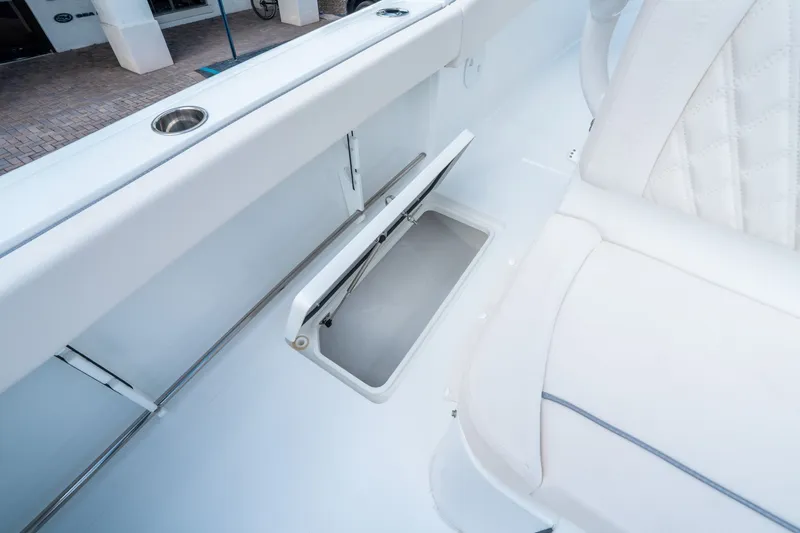 Slide: The Image of Sea Hunt Gamefish 28 Coffin Box 2026 - 14