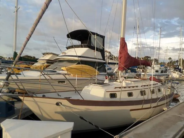 Slide: The Image of Pacific Seacraft 31 Cutter 1989 - 7