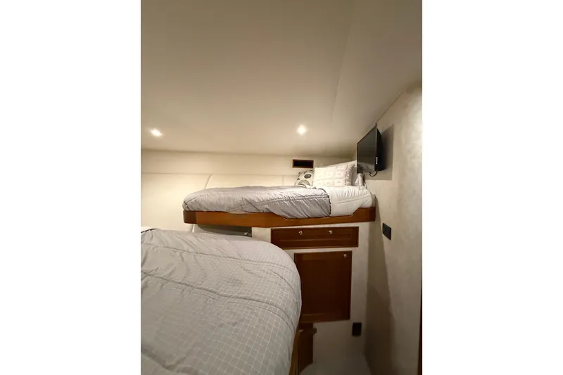 Slide: The Image of Interior of 2006 Blackwell 66 Convertible with cozy bunk beds and wall-mounted TV. - 11