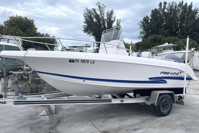 The Image of 2002 Pro-Line 19 Sport boat on trailer, parked outdoors. - 0