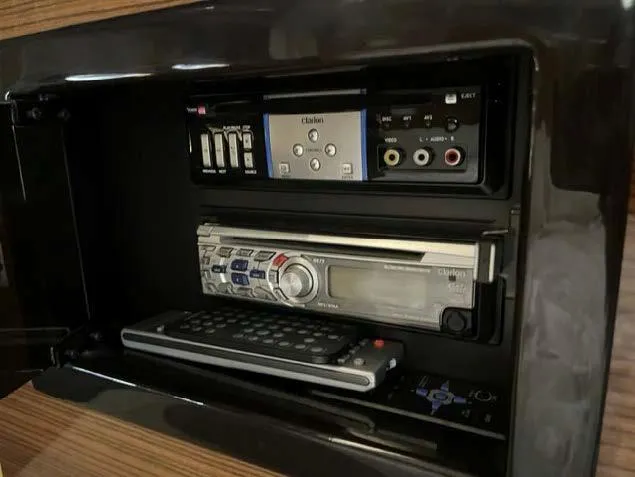 Slide: The Image of 2008 Marquis 40 SC audio system with remote control. - 44