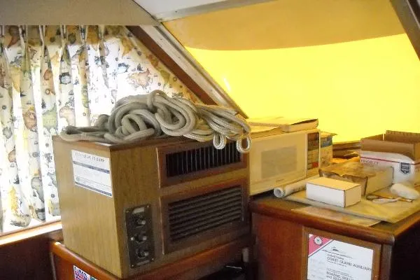 Slide: The Image of Hatteras 38' CONVERTIBLE 1969 - 11