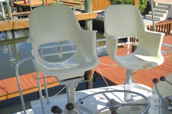 Slide: The Image of Hatteras 38' CONVERTIBLE 1969 - 6