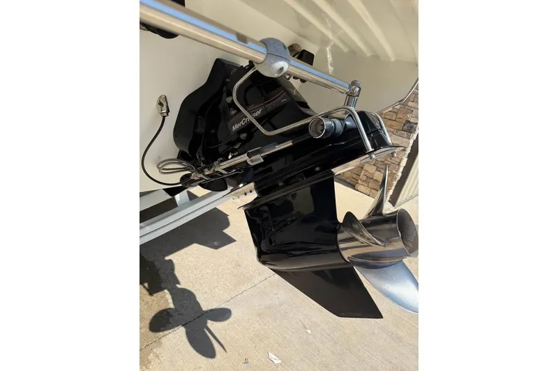 Slide: The Image of 2007 Formula 353 FASTech boat with MerCruiser outdrive and stainless steel propeller. - 17