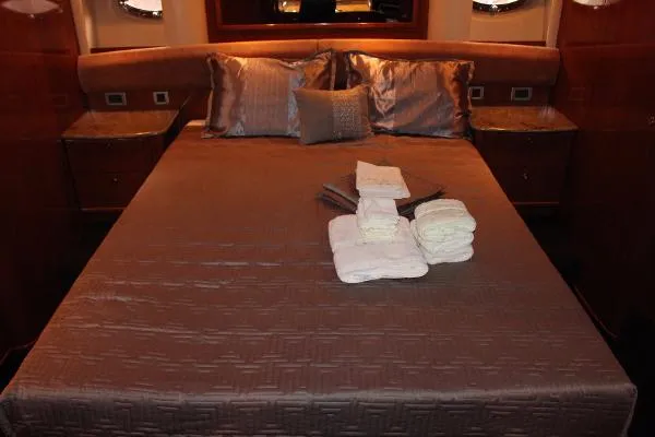 Slide: The Image of Meridian 580 Pilothouse 2007 - 5