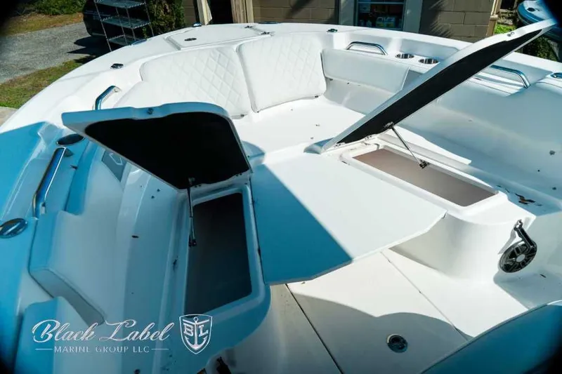 Slide: The Image of Sea Fox 248 Commander 2025 - 8