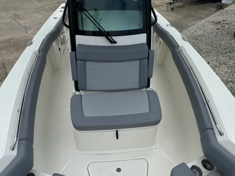 Slide: The Image of Boston Whaler 250 Outrage 2026 - 14