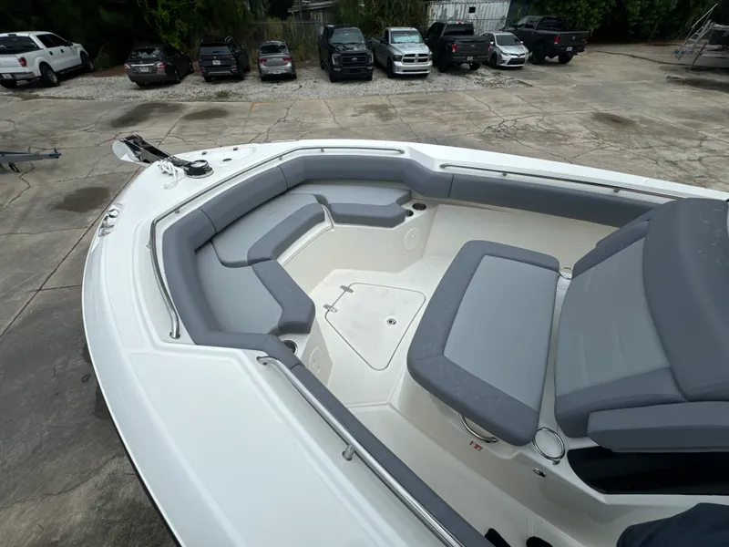 Slide: The Image of Boston Whaler 250 Outrage 2026 - 15