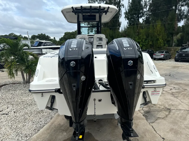 Slide: The Image of Boston Whaler 250 Outrage 2026 - 4