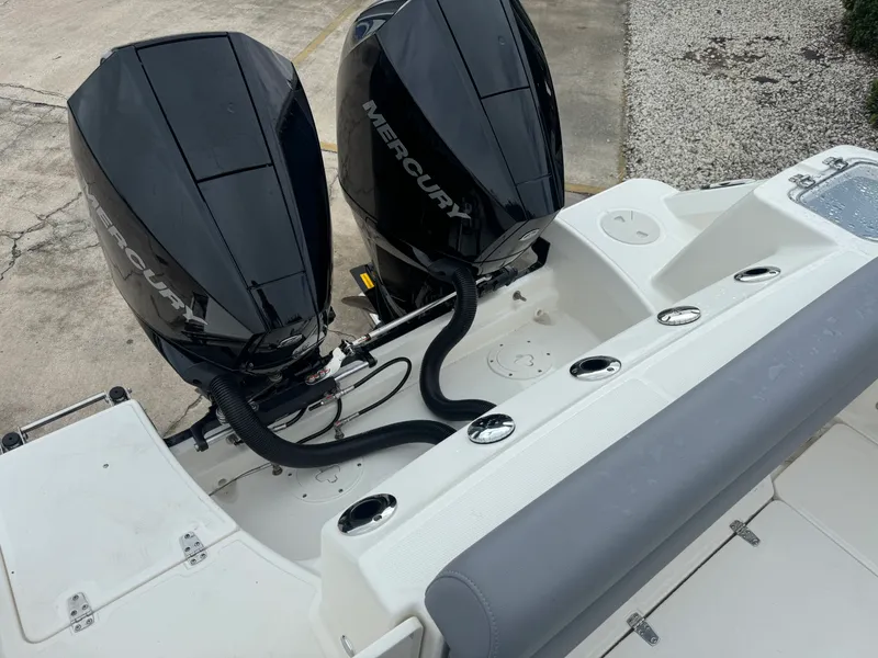 Slide: The Image of Boston Whaler 250 Outrage 2026 - 5
