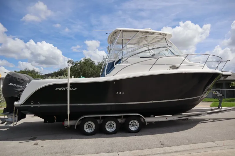 The Image of 2007 Pro-Line 32 Express boat on trailer, side view. - 0