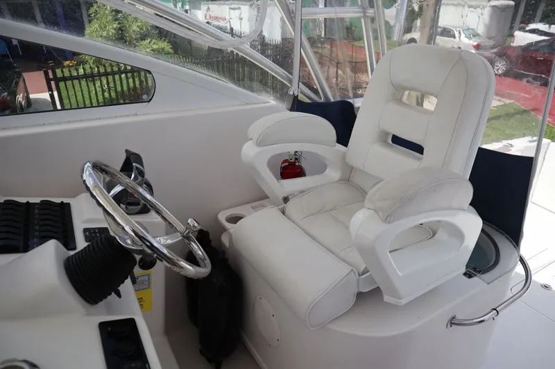 Slide: The Image of Helm of Pro-Line 32 Express boat, 2007 model. - 11