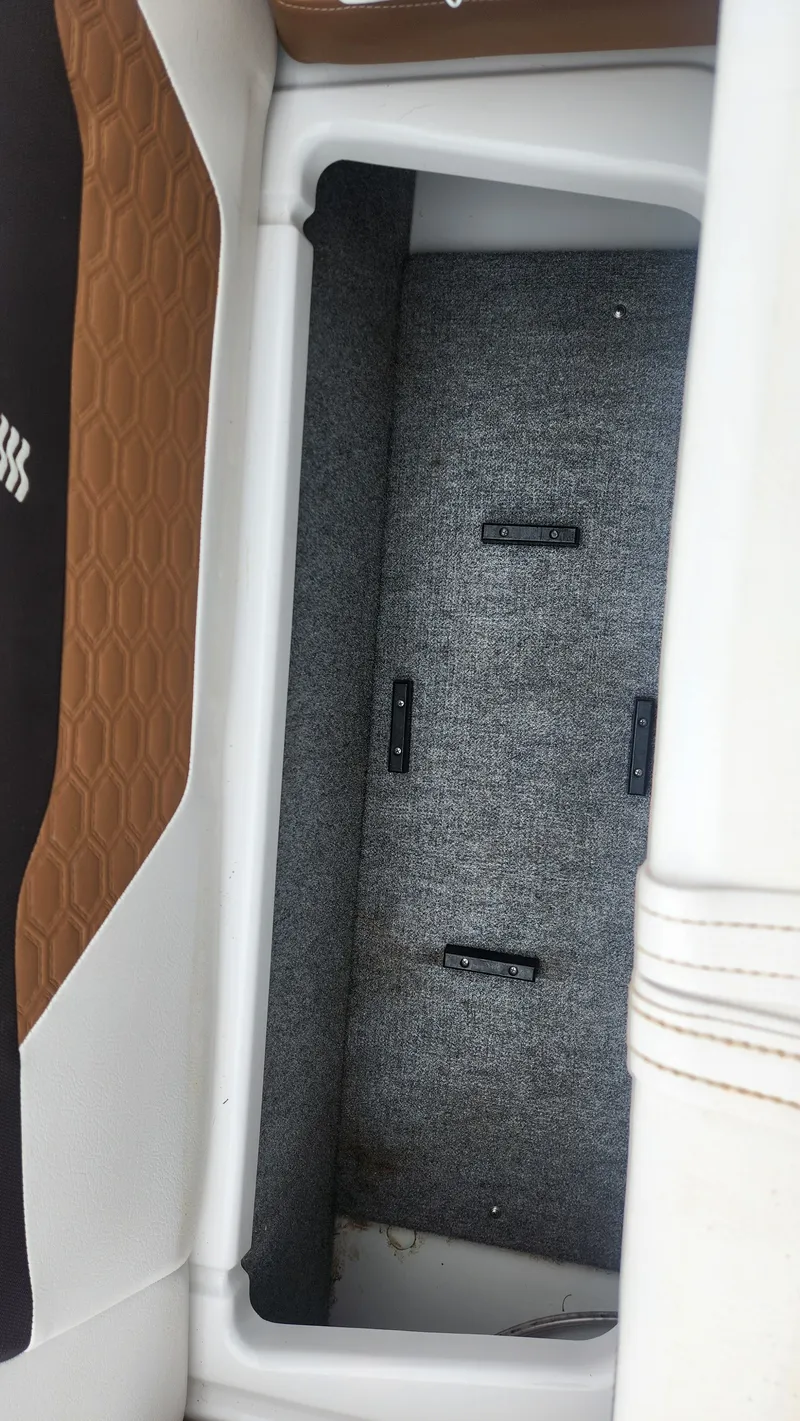 Slide: The Image of Four Winns HD200 2018 - 42