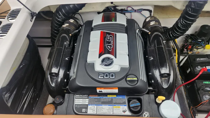 Slide: The Image of Four Winns HD200 2018 - 45