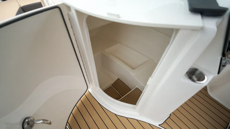 Slide: The Image of Sea Ray SDX 230 Outboard 2026 - 14