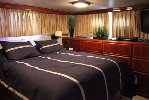 Slide: The Image of Hatteras 58 Cockpit Motor Yacht LLC 1981 - 4